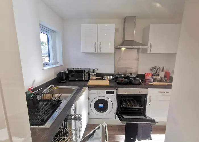 Large 65 Inch Tv Full Kitchen Long-Stay Ready