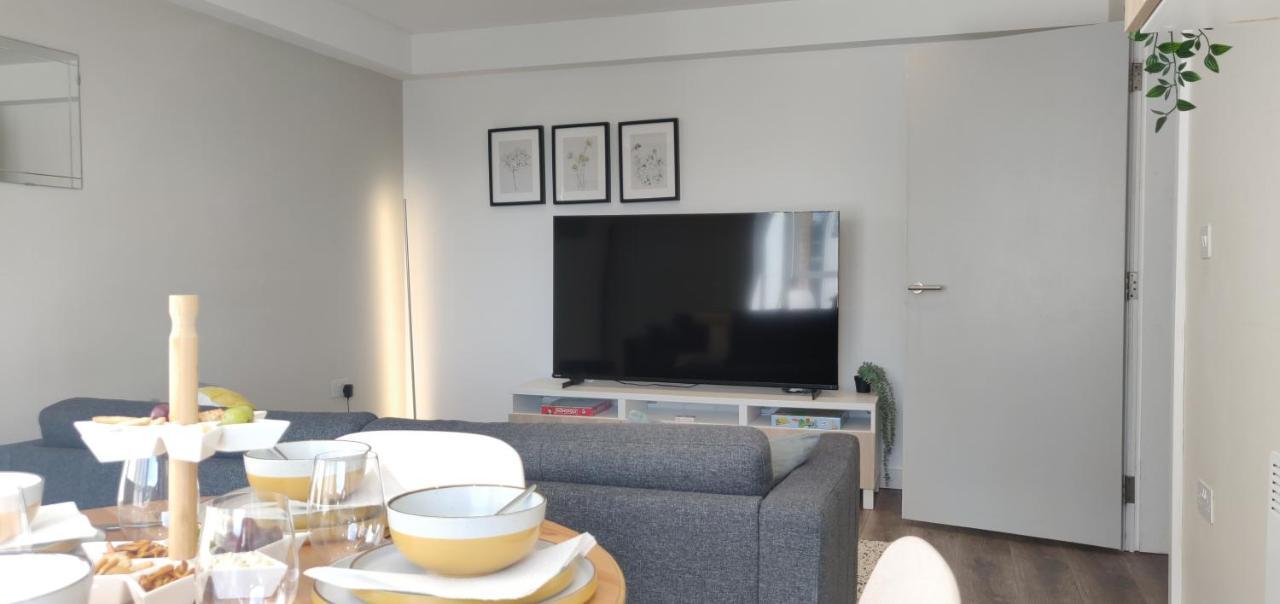Large 65 Inch Tv Full Kitchen Long-stay Ready Apartment